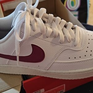 NWT Womens Nike Shoes Size 7